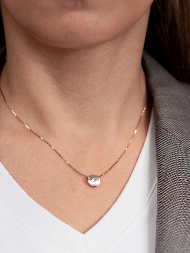 Ogrlica od belog zlata sa dijamantom na okruglom privesku