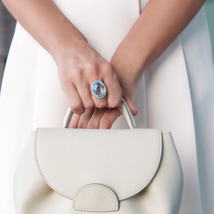 Zlatni prsten sa ovalnim akvamarinom