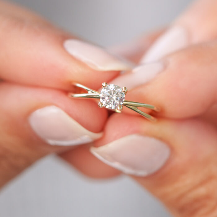 Moderan zlatni prsten sa cirkonom