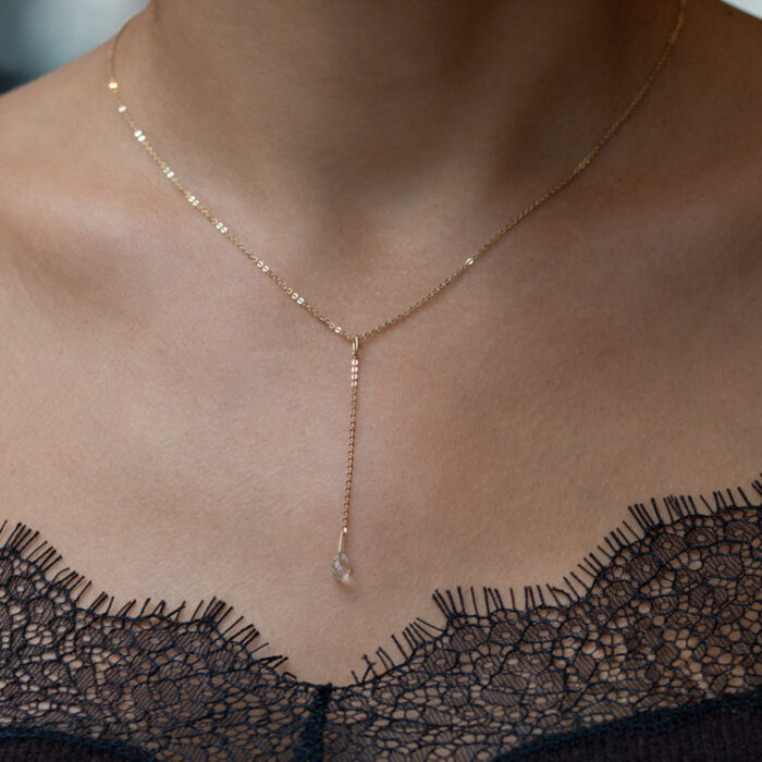 Viseća ogrlica sa belim topazom, birthstone za april