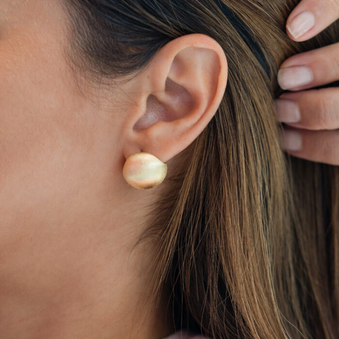 Satinirane zlatne minđuše