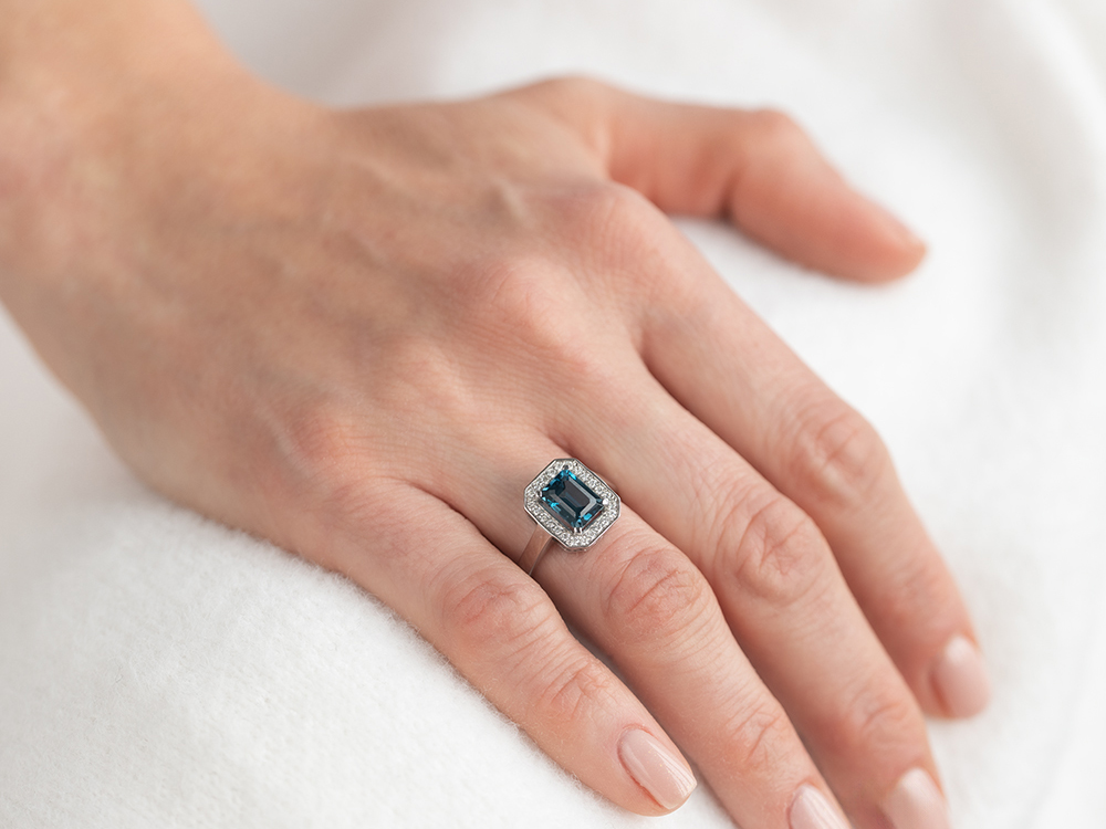 Prsten sa London plavim topazom u dijamantskom okviru
