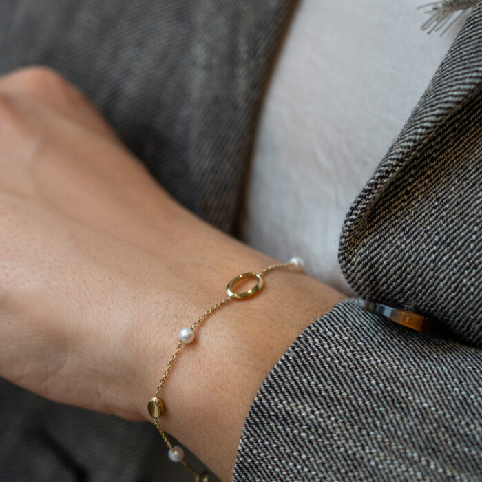 Zlatna narukvica sa biserima, kuglicama i ovalnim elementima