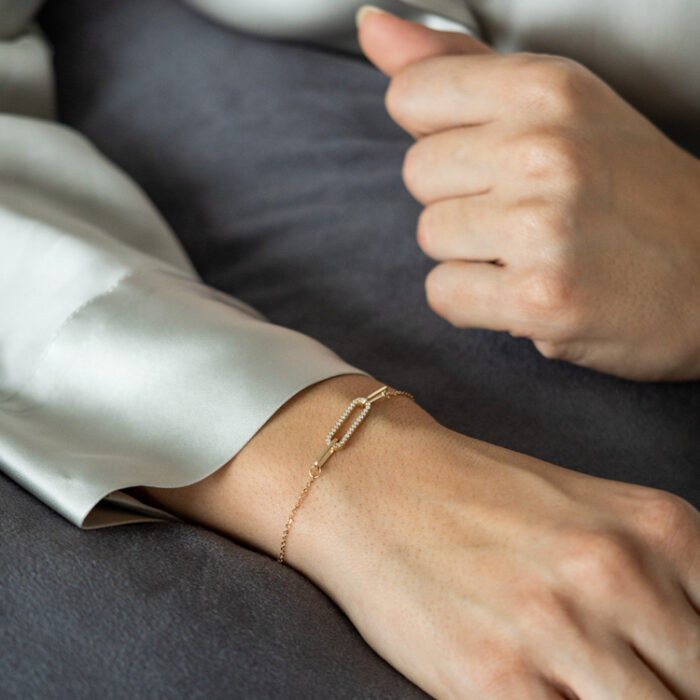 Zlatna narukvica sa alkom sa cirkonima