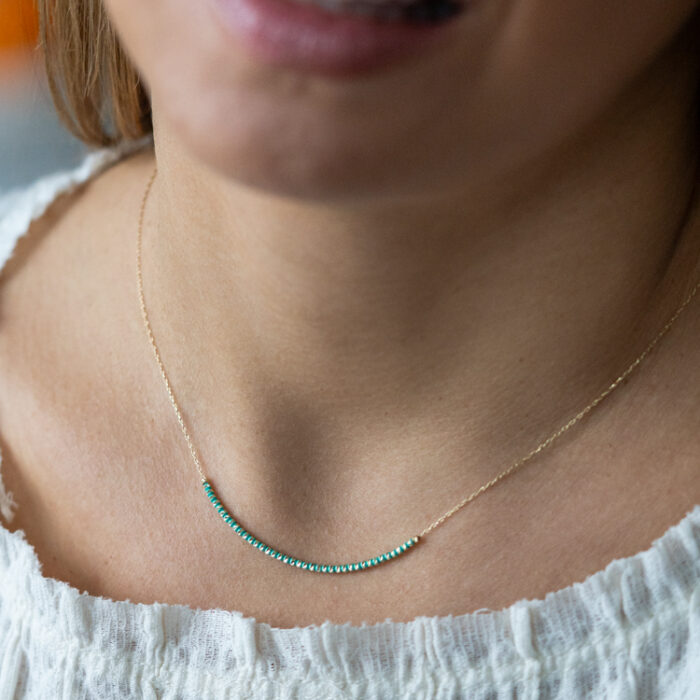 Zlatna ogrlica sa plavim emajlom