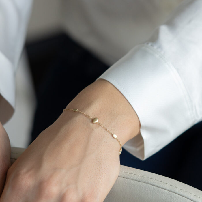 Zlatna narukvica sa satiniranim elementima