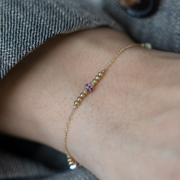 Zlatna narukvica sa crvenim cirkonima i kuglicama