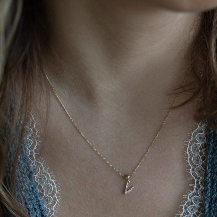 Zlatna ogrlica sa brilijantskim slovom V